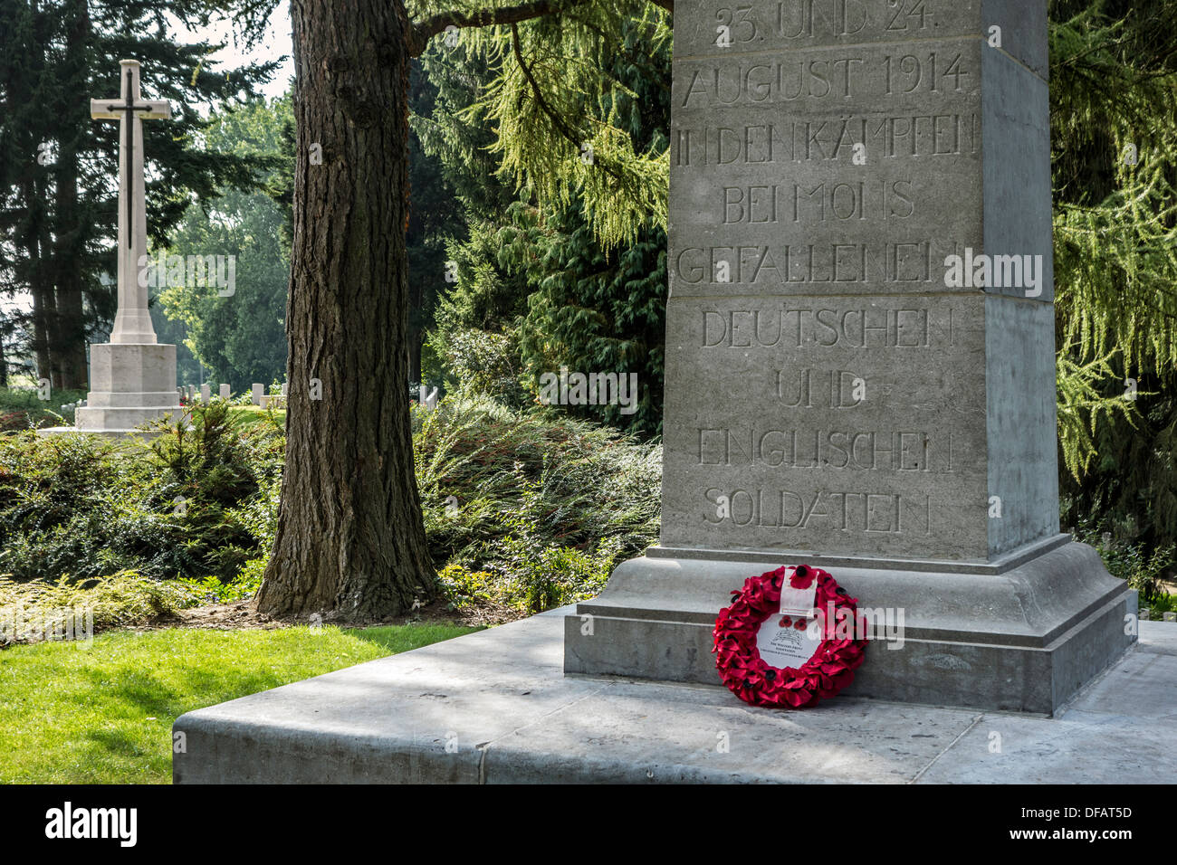 WWI deutschen Stele und britische überqueren des Opfers auf dem St Symphorien Friedhof in Saint-Symphorien in der Nähe von Mons, Belgien Stockfoto