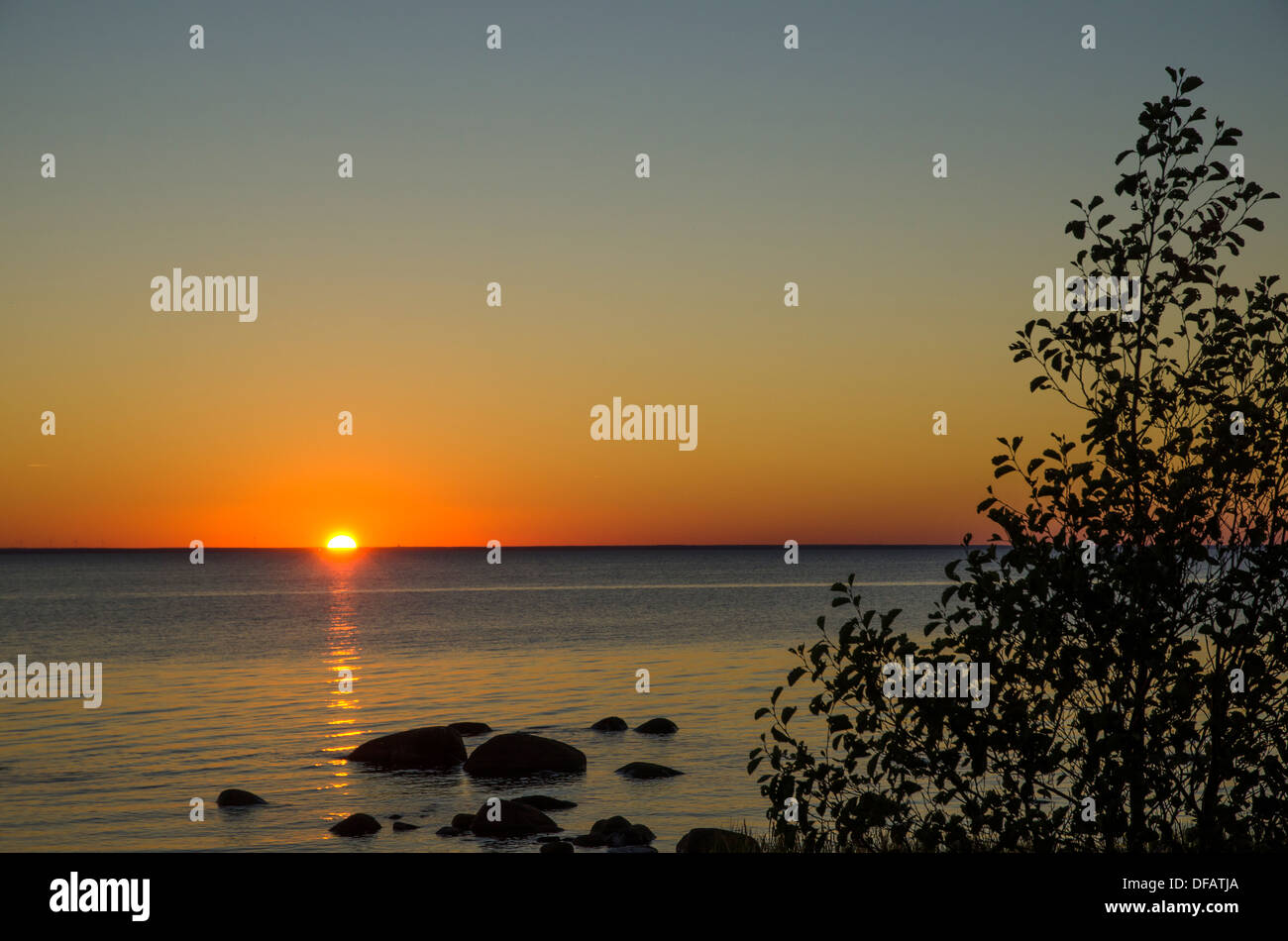 Blick auf den Sonnenuntergang an der Küste der schwedischen Insel Öland in der Ostsee. Stockfoto