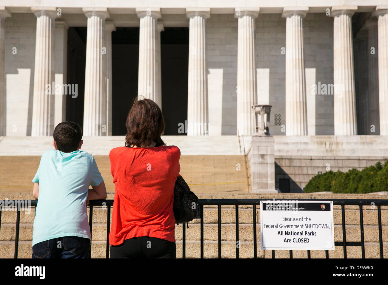 Washington DC, USA. 1. Oktober 2013. Das Lincoln Memorial ist geschlossen und durch die Regierung Abschaltung am 1. Oktober 2013 in Washington, DC verbarrikadiert. Die US-Bundesregierung heruntergefahren um Mitternacht nach dem Kongress eine Finanzierung Rechnung über einen Streit um Obamacare defund passieren konnte. Bildnachweis: Kristoffer Tripplaar/Alamy Live-Nachrichten Stockfoto