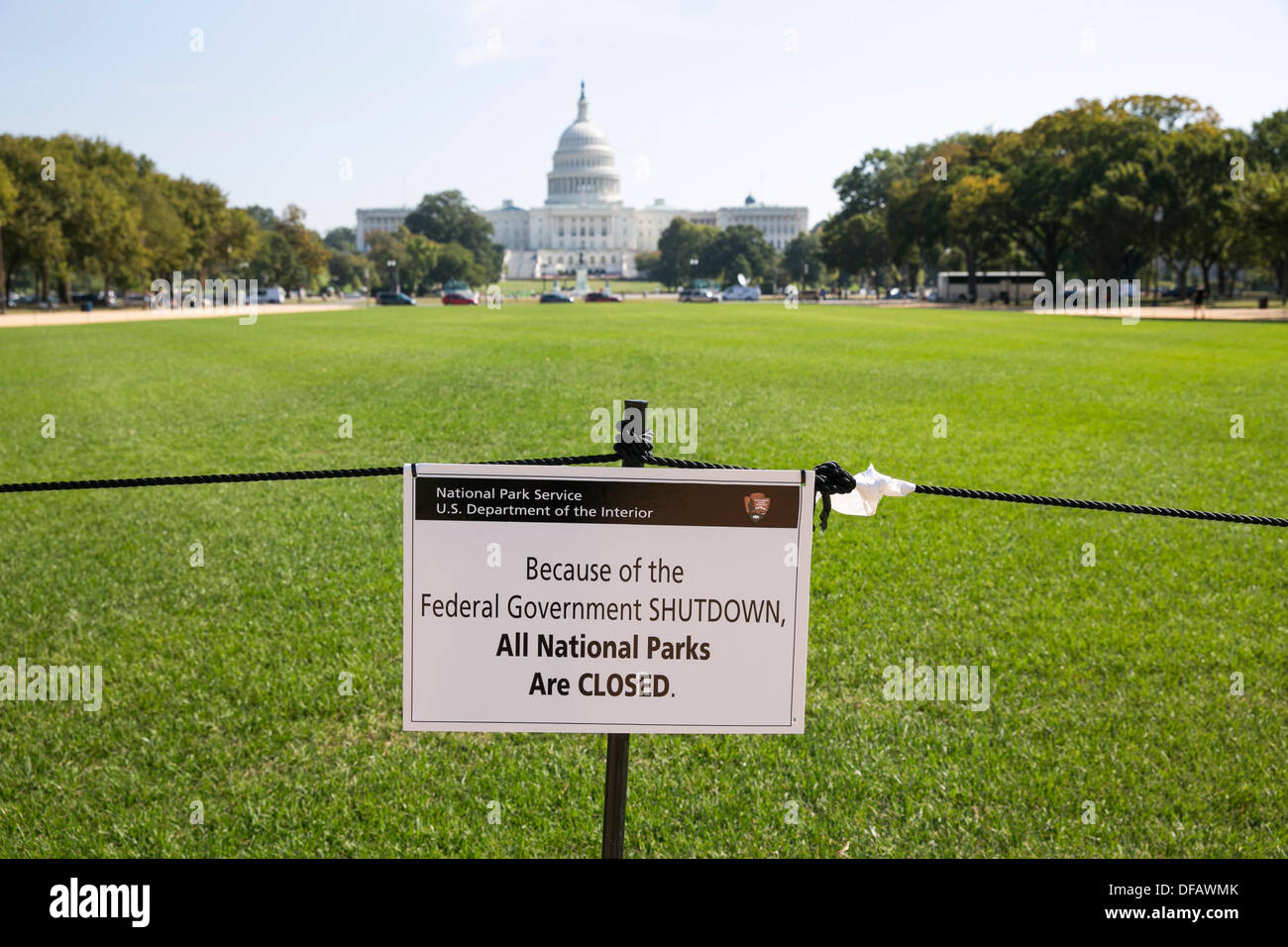 Washington DC, USA. 1. Oktober 2013. Ein Teil der National Mall mit dem United States Capitol Gebäude im Hintergrund ist durch die Regierung Abschaltung am 1. Oktober 2013 in Washington, DC geschlossen. Die US-Bundesregierung heruntergefahren um Mitternacht nach dem Kongress eine Finanzierung Rechnung über einen Streit um Obamacare defund passieren konnte. Bildnachweis: Kristoffer Tripplaar/Alamy Live-Nachrichten Stockfoto