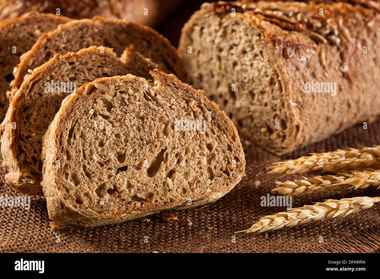 Frische hausgemachte Vollkornbrot auf einem Hintergrund Stockfoto