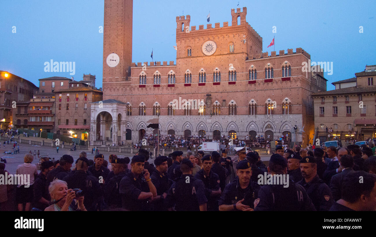Il Campo mit dem Palazzo Pubblico (Rathaus) und der Mangia Turm, Siena, Toskana, Italien Stockfoto