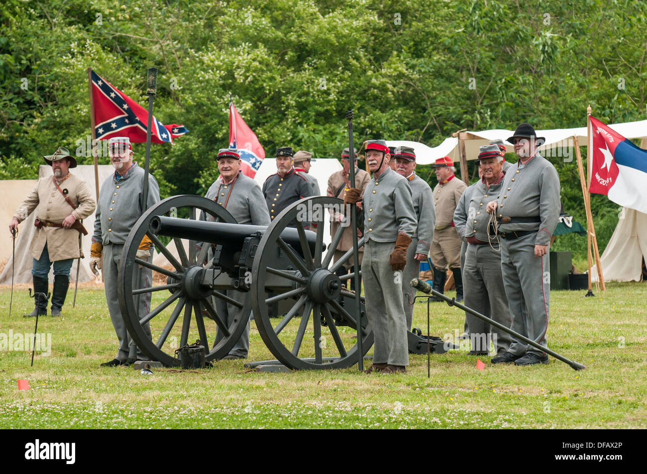 Konföderierten Sie Artillerie Einheit Kanone Aktion Thunder auf Roanoke American Civil War Reenactment Plymouth, North Carolina, USA. Stockfoto