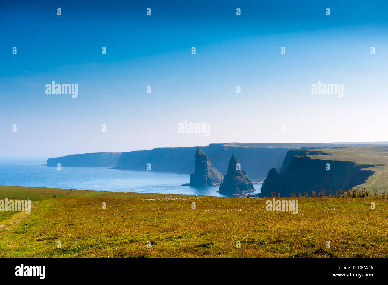 Cliff Draufsicht von John o Grützen große Felsen und blauer Himmel Stockfoto