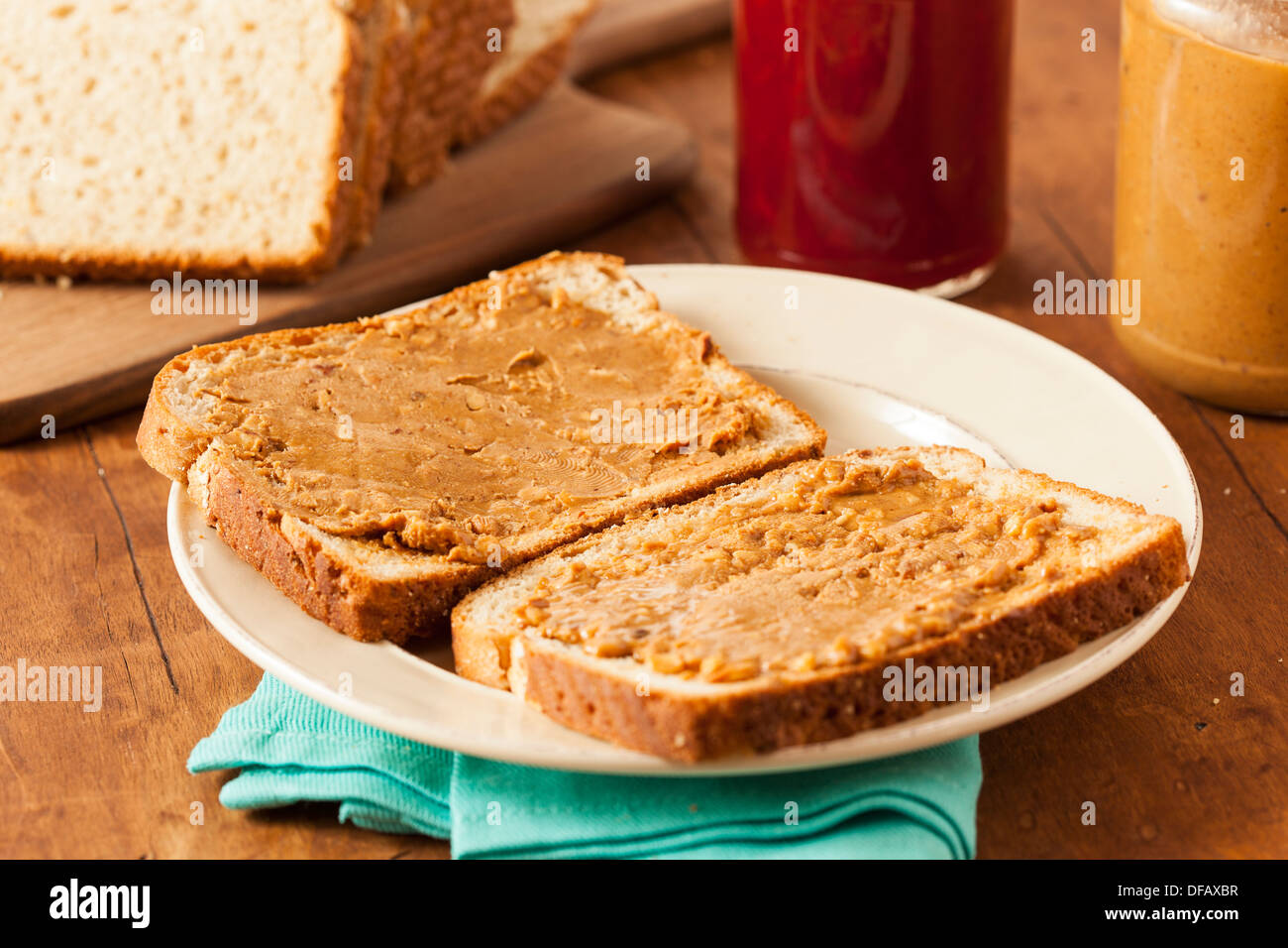 Selbst Gemachter Klobige Peanut Butter Sandwich Auf Vollkornbrot Stockfotografie Alamy