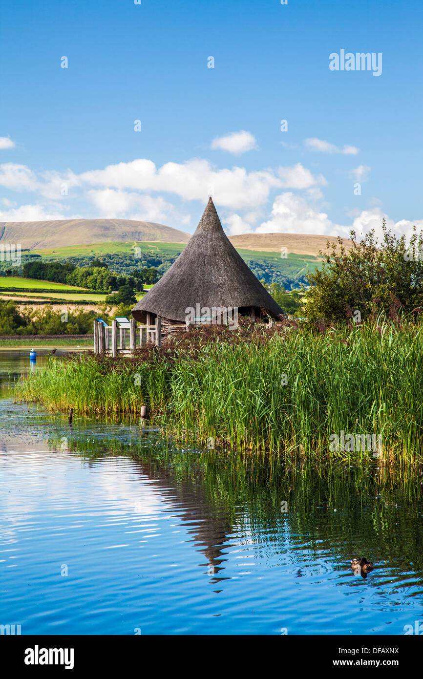 Crannog am Llangors See in der Brecon Beacons National Park, Wales. Stockfoto