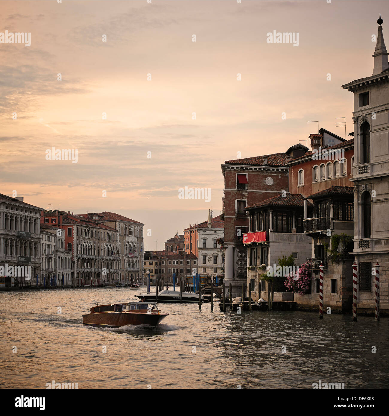 Wasser-Taxi auf dem Canal Grande, Venedig, Italien, Europa. Stockfoto