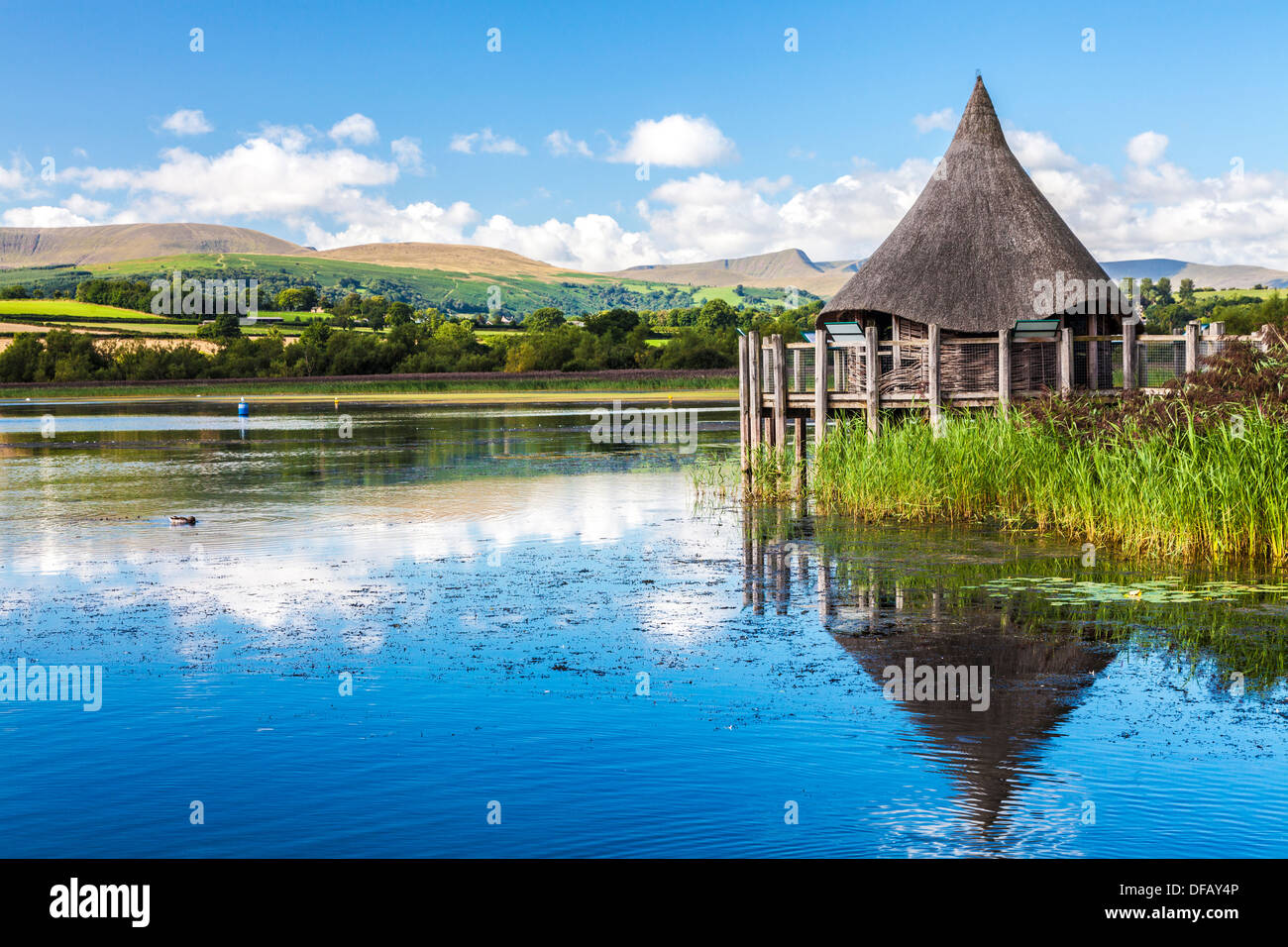 Llangors See im Brecon Beacons National Park in Wales mit Crannog auf der rechten Seite. Stockfoto