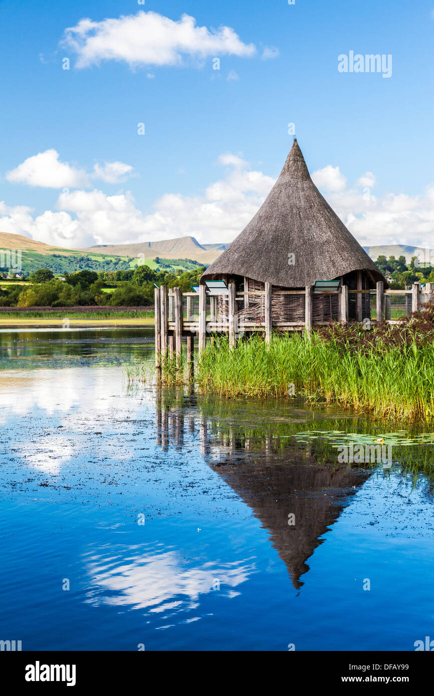 Llangors See im Brecon Beacons National Park in Wales mit Crannog auf der rechten Seite. Stockfoto