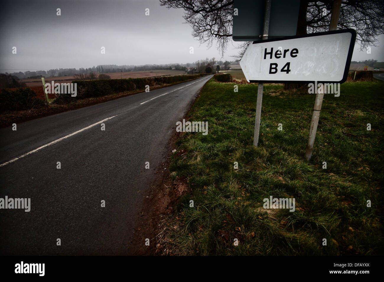 Straßenschild mit einer existentialistischen Nachricht manipuliert Stockfoto