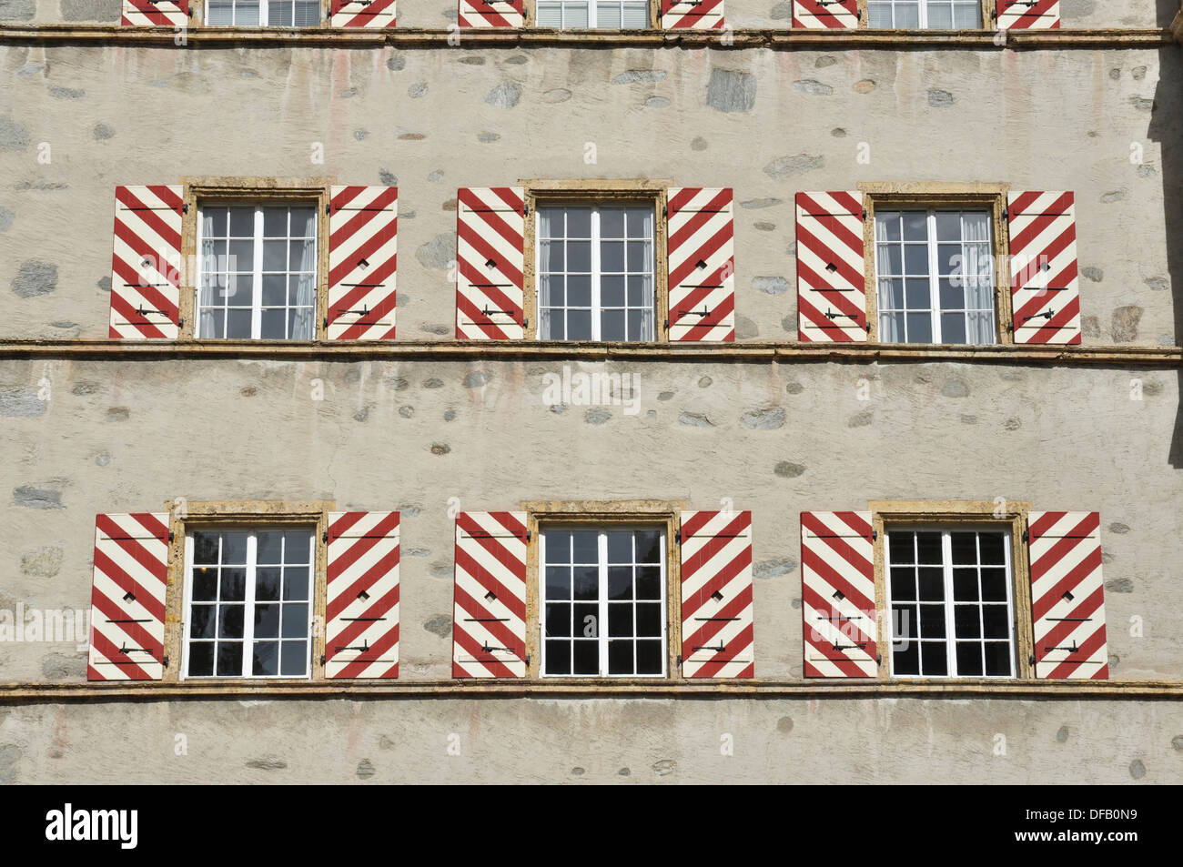 Fenster und Fensterläden an der Fassade des Stockalperschlosses, Brig, Wallis, Schweiz Stockfoto