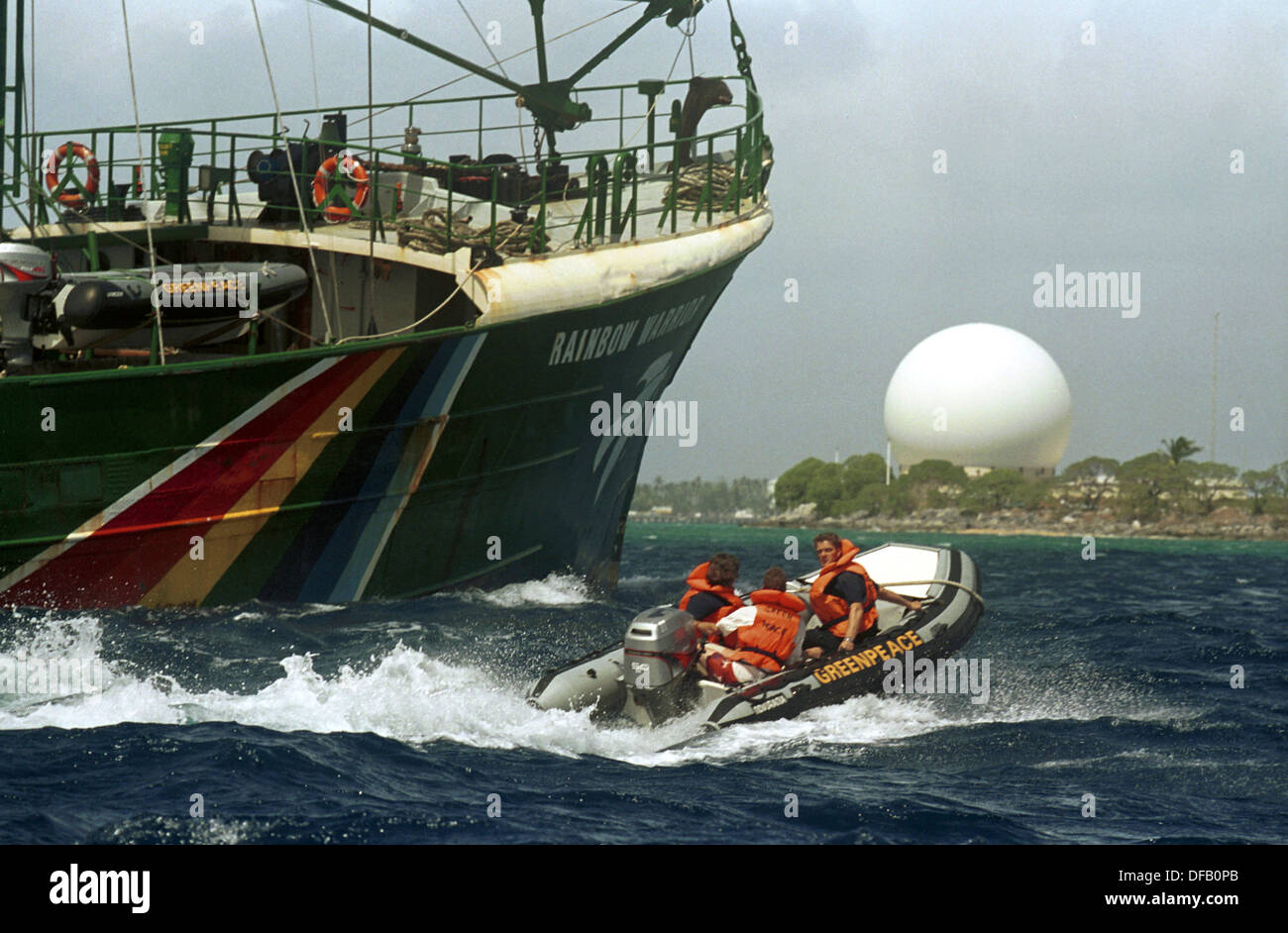 Greenpeace-Schiff Rainbow Warrior und Aktivisten protestieren an Kwajalein in den Marshall ist gegen uns Missile Defence "Star Wars" Stockfoto
