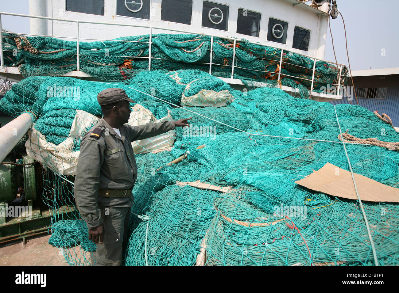 Fischernetze an Bord eines Bootes in Conakry Guinea, Westafrika Stockfoto