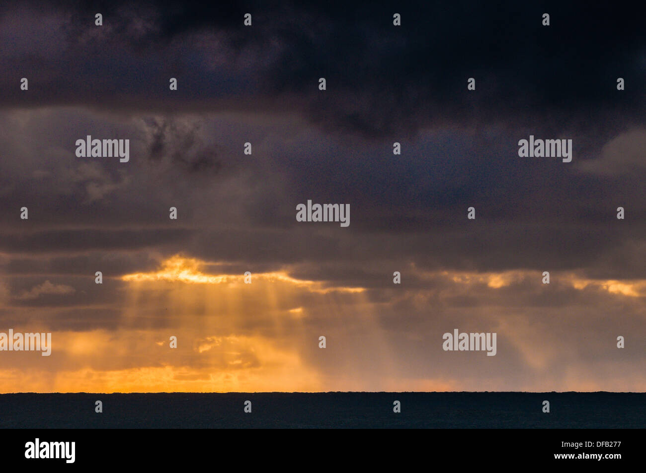Sunrise & Sonnenstrahlen abseits die Küste von Flat Rock, NSW, Australia Stockfoto