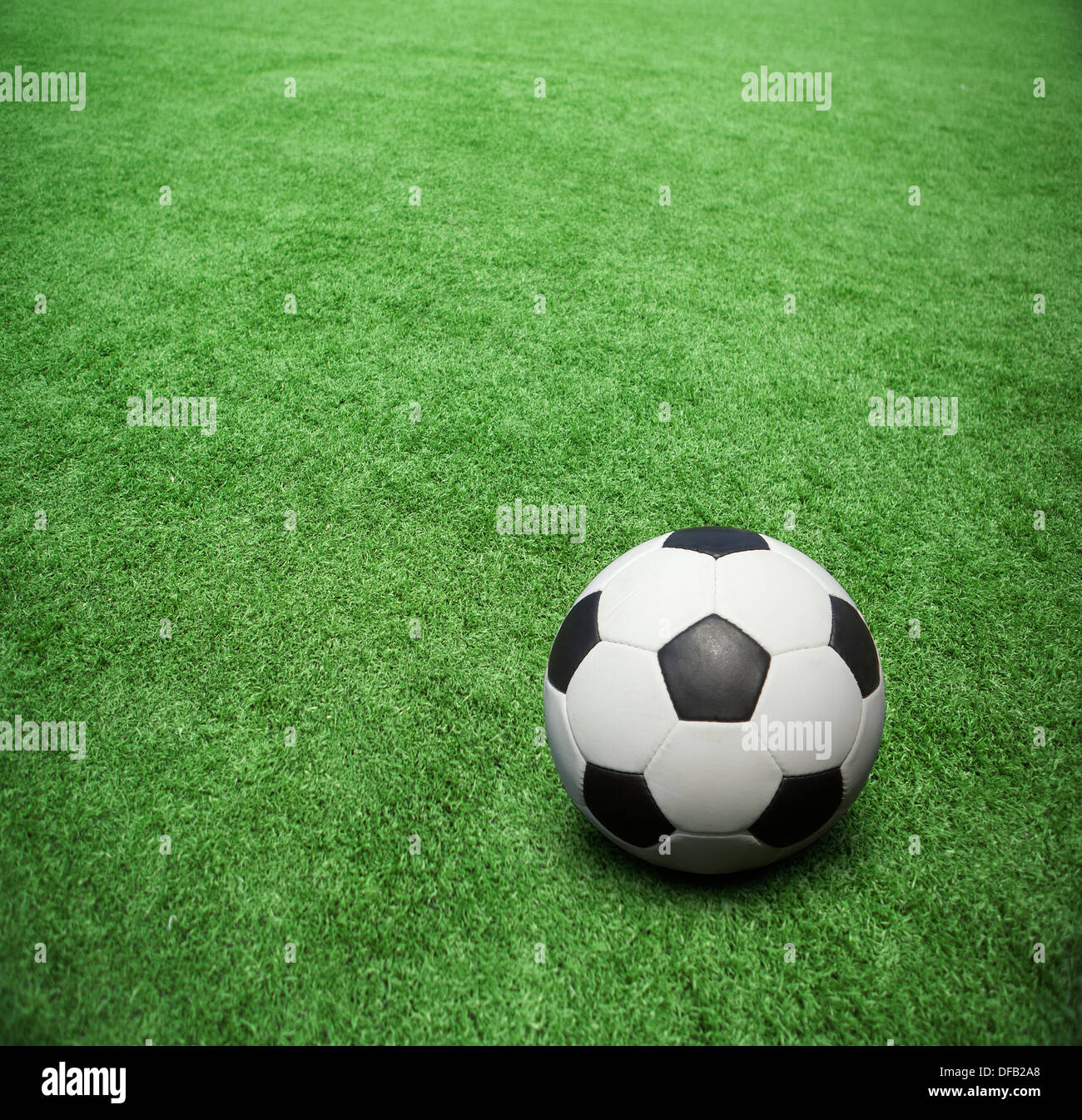 Fußball auf dem Feld Stockfoto