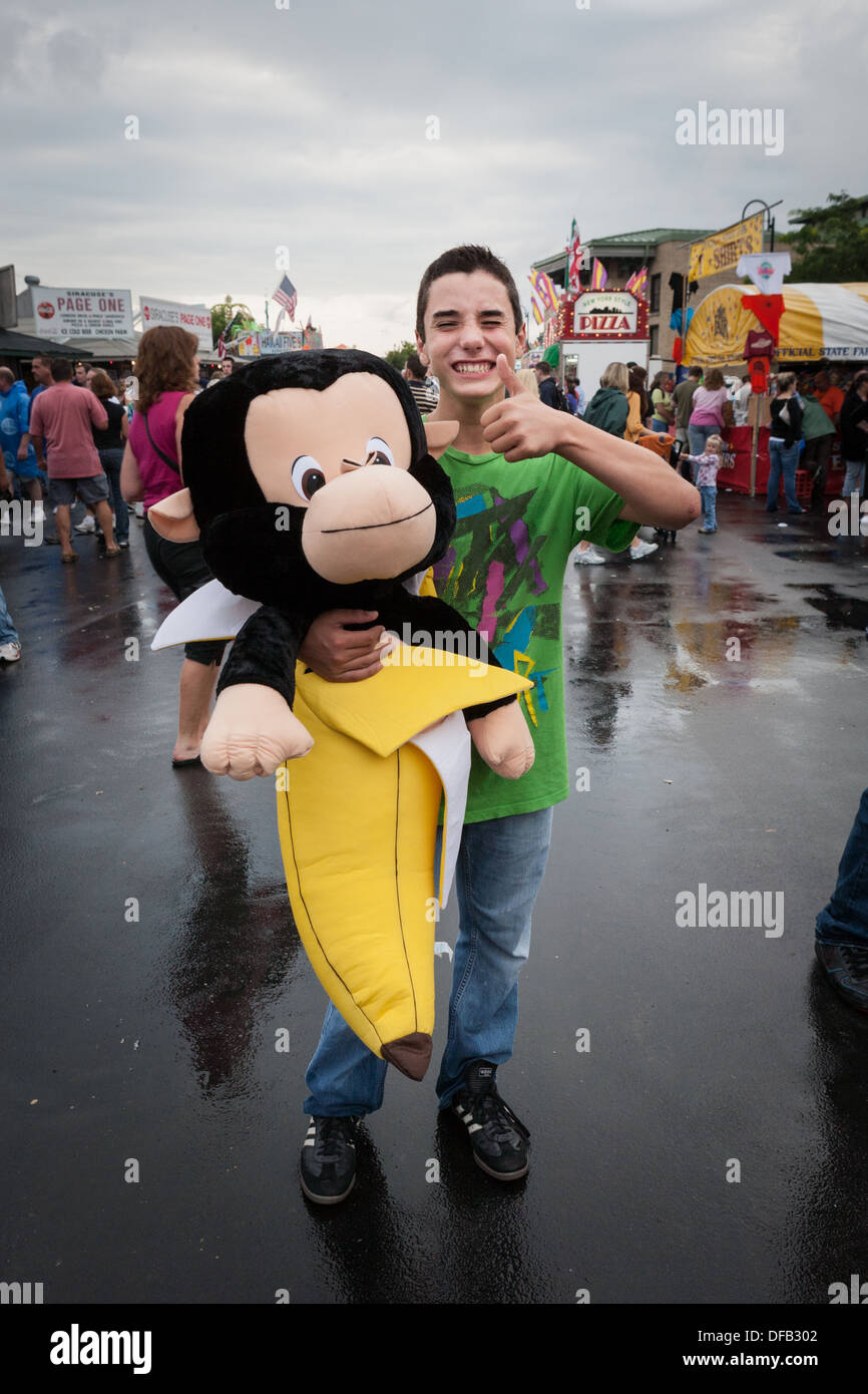 Heranwachsenden Jungen mit Stofftier gewann er ein Spiel des Zufalls, Great New York State Fair Stockfoto