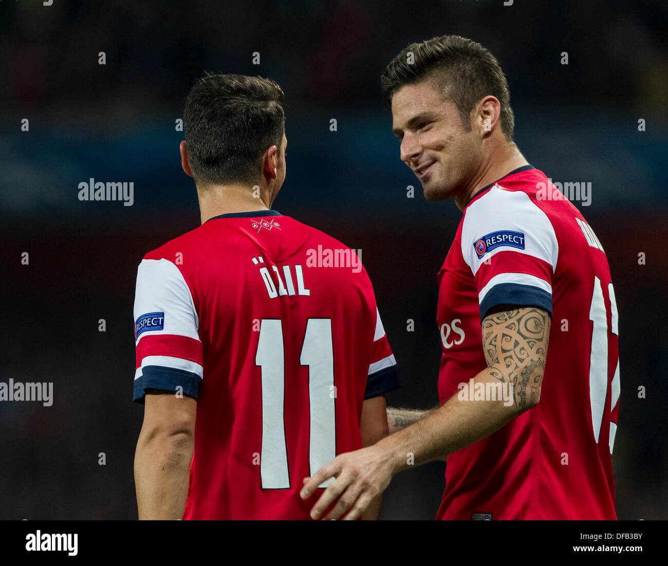 London, UK. 1. Oktober 2013. Arsenal nach vorne Olivier Giroud (12) teilt einen Witz mit Teamkollegen Arsenal Mittelfeldspieler Mesut Özil (11) während der UEFA-Champions-League-Gruppenphase Befestigung zwischen Arsenal und SSC Napoli vom Emirates Stadion Guthaben: Action Plus Sport/Alamy Live News Stockfoto