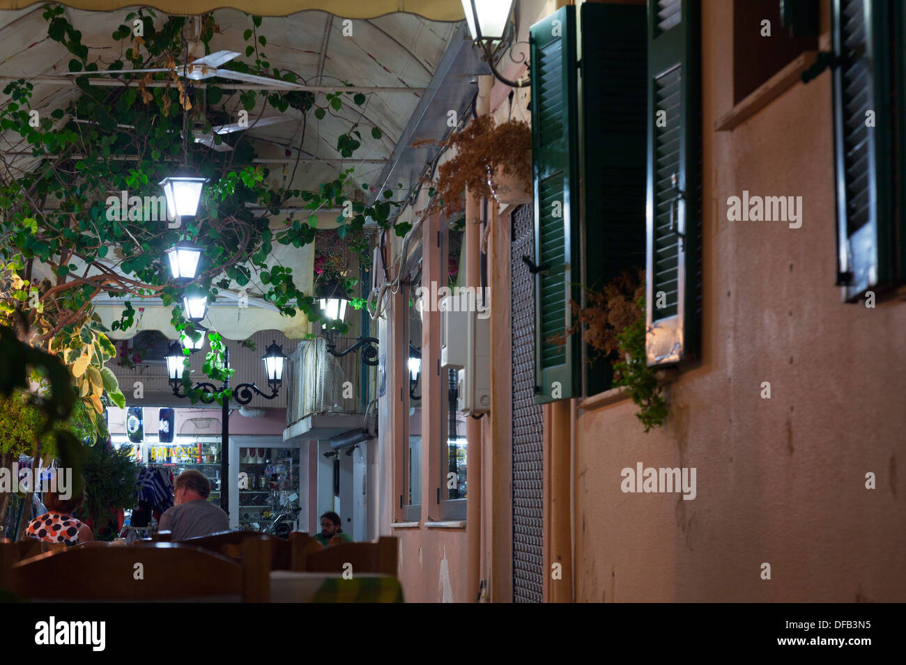 Essen gehen nach unten enge Gasse Gasse in Lefkada Lefkas Stadt Griechenland Insel griechische Taverne Stockfoto