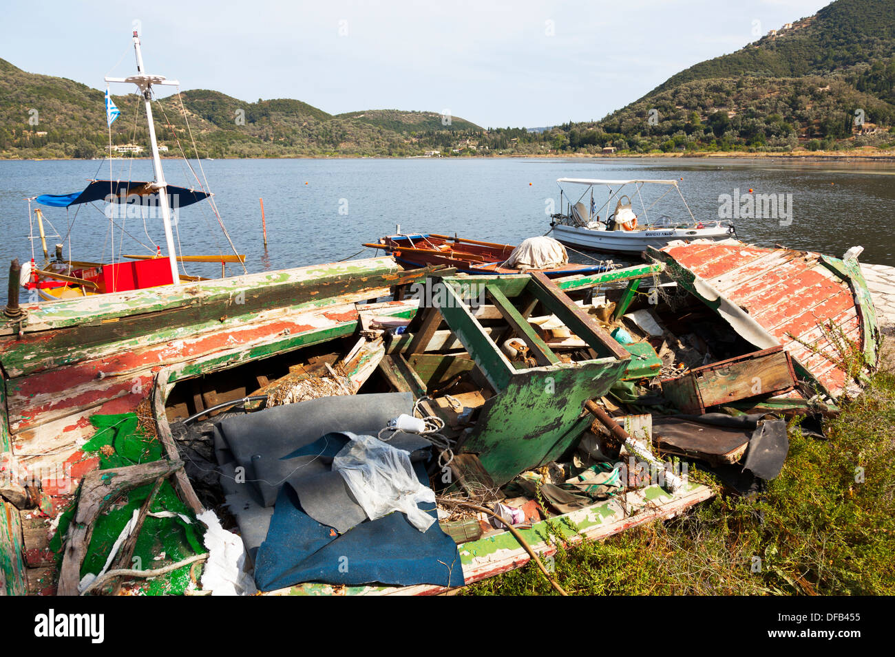 Altersschwachen verlassene Boot Wrack Nidri Nydri Lefkada Lefkas griechischen Insel Griechenland Stockfoto