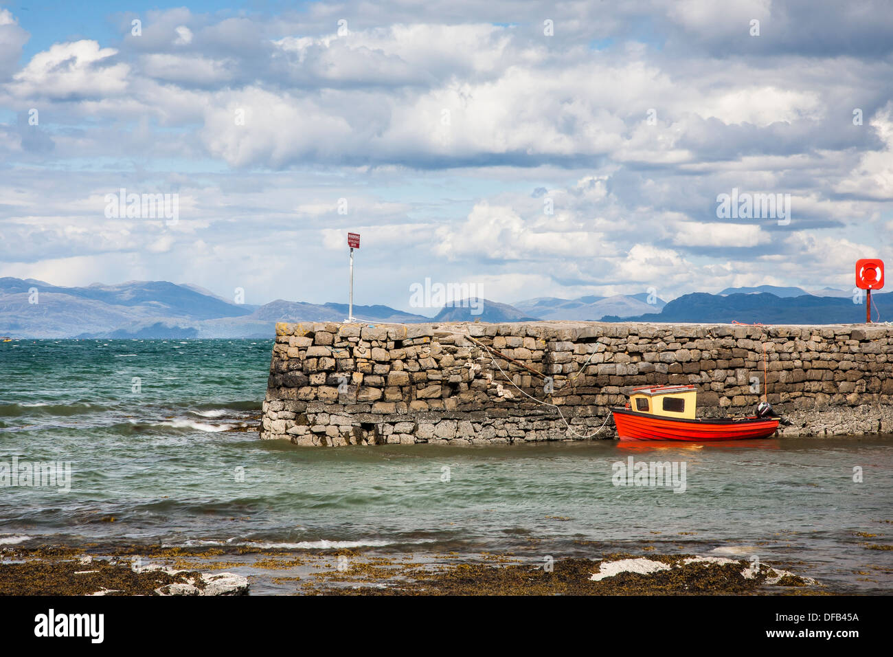 Rot-Fischerboot im Hafen von Broadford auf der Isle Of Skye Stockfoto