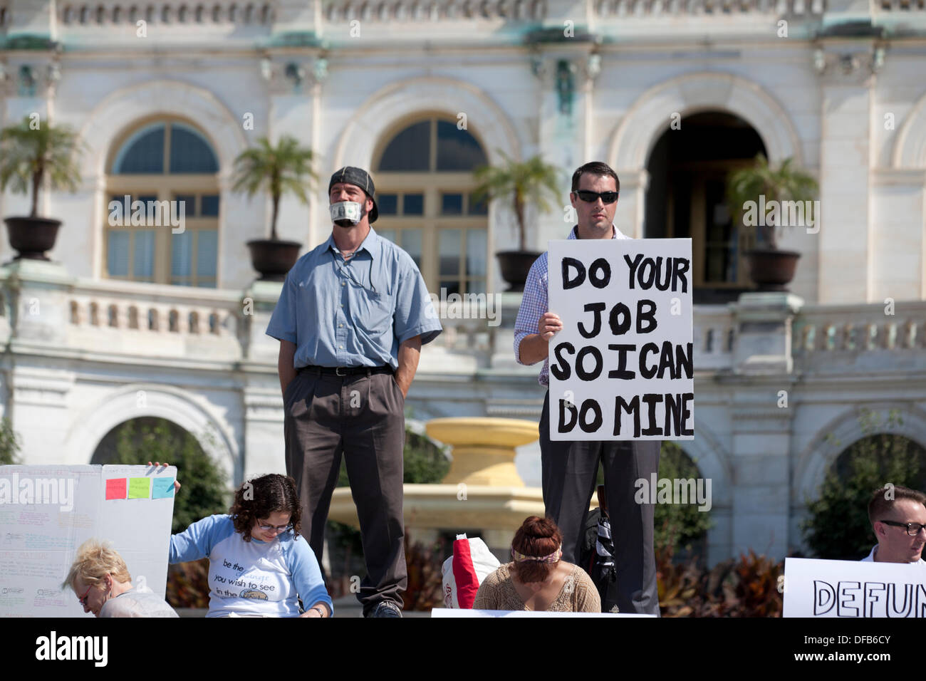 Washington, DC, USA. 1. Oktober 2013.   Angestellte des Bundes protestieren die Regierung Abschaltung am Capitol Hill Credit: B Christopher/Alamy Live News Stockfoto