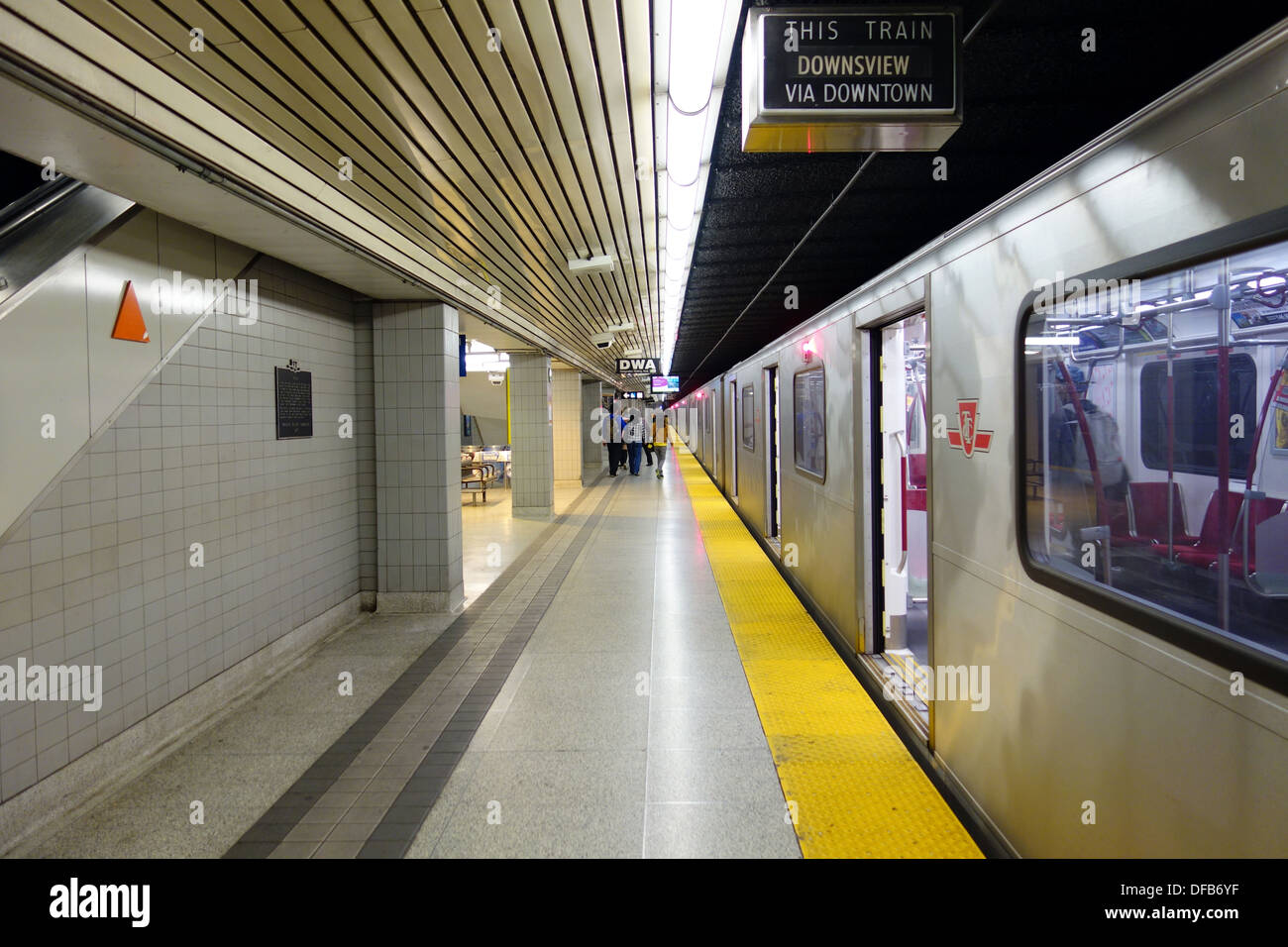 U-Bahn-Bahnsteig und Zug warten in Toronto, Kanada Stockfoto
