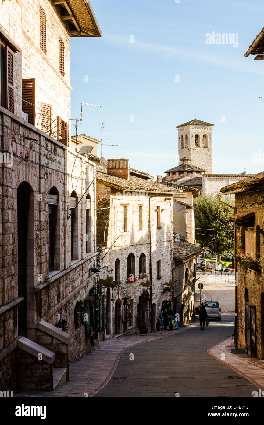 Straße innerhalb der Mauern von Assisi. Assisi, Provinz Perugia, Italien. Stockfoto