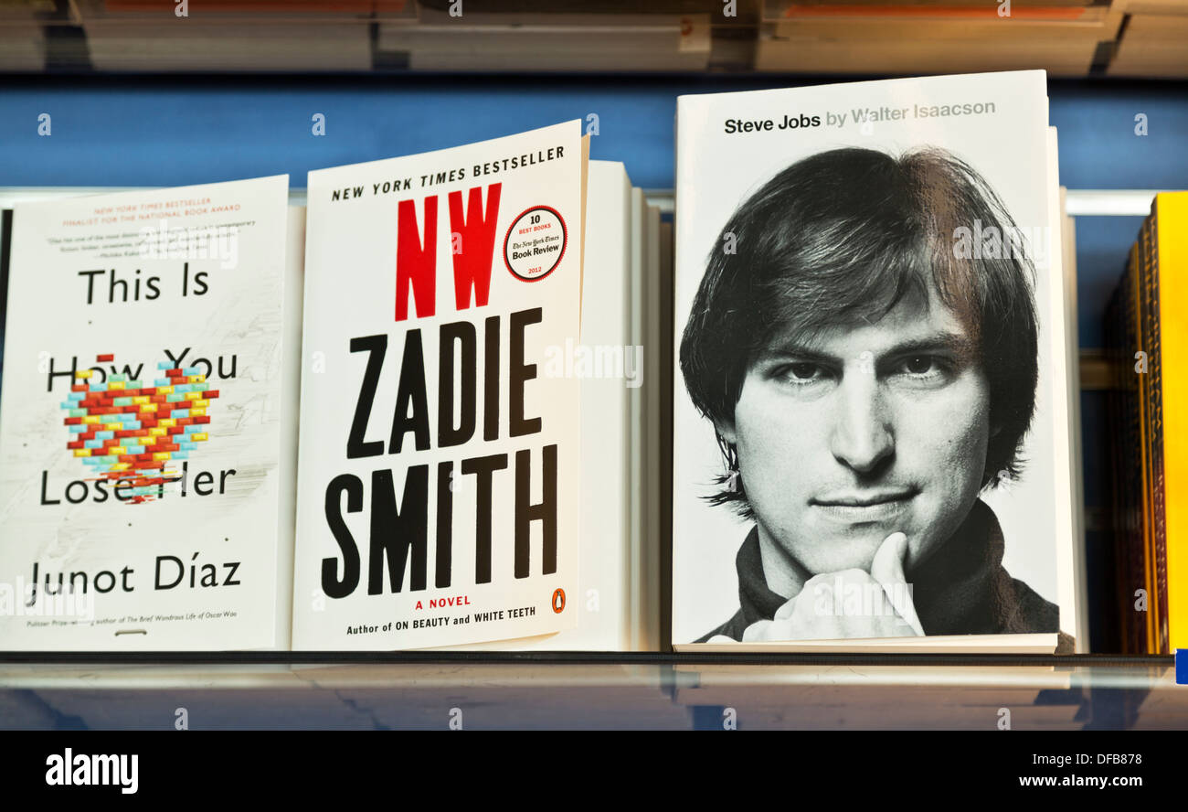 Steve Jobs Walter Isaacson Bücher auf Regal im Buchladen Stockfoto