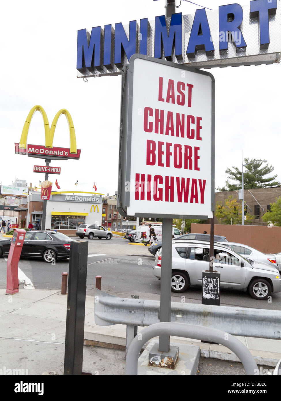 Zeichen und Fastfood-Restaurants in der Nähe Autobahn in der Bronx, NY, 2013. Stockfoto