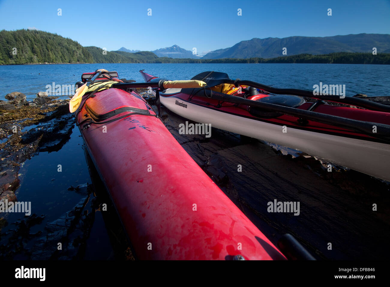 Kajaks auf dem Ufer von Johnston Strait in British Columbia, Kanada Stockfoto