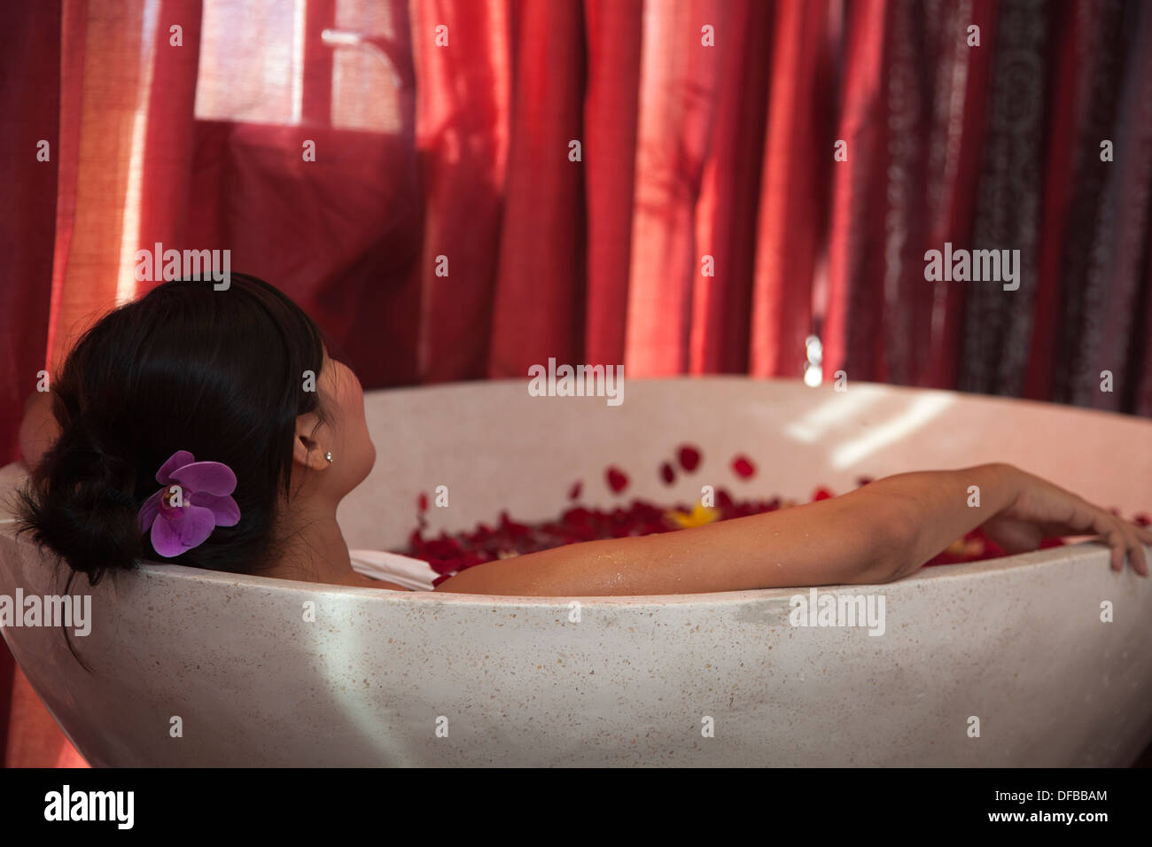 junge Frau Badewanne entspannen Behandlung Spa genießen Sie roten zarten Genuss Hotel entspannende Freude freudig Achtung Körper Stress entspannt Stockfoto
