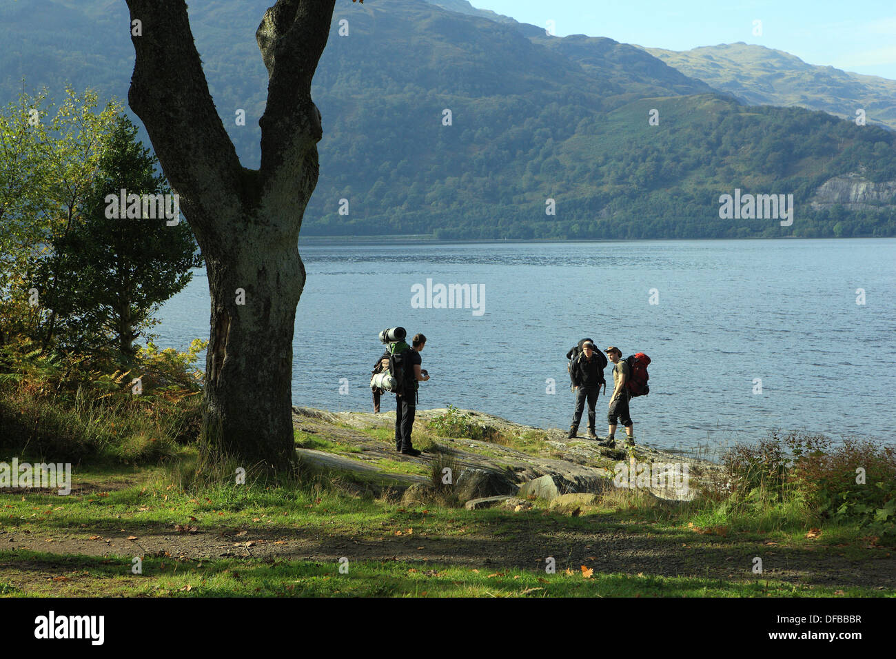 Wanderer am Ufer des Loch Lomond bei Rowardenan während des West Highland Way in Schottland zu Unternehmen Stockfoto