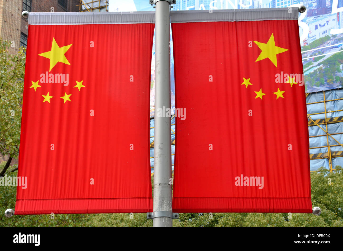 Zwei China-Fahnen auf Shanghai Laternenpfahl Stockfoto