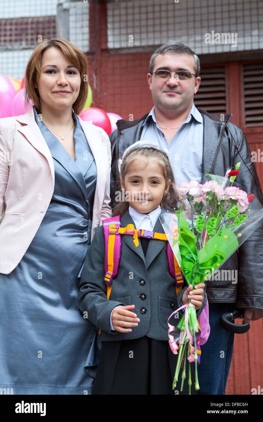 Russisches Familienporträt mit Schulmädchen gehen wieder zur Schule, 1 September, Russland Stockfoto