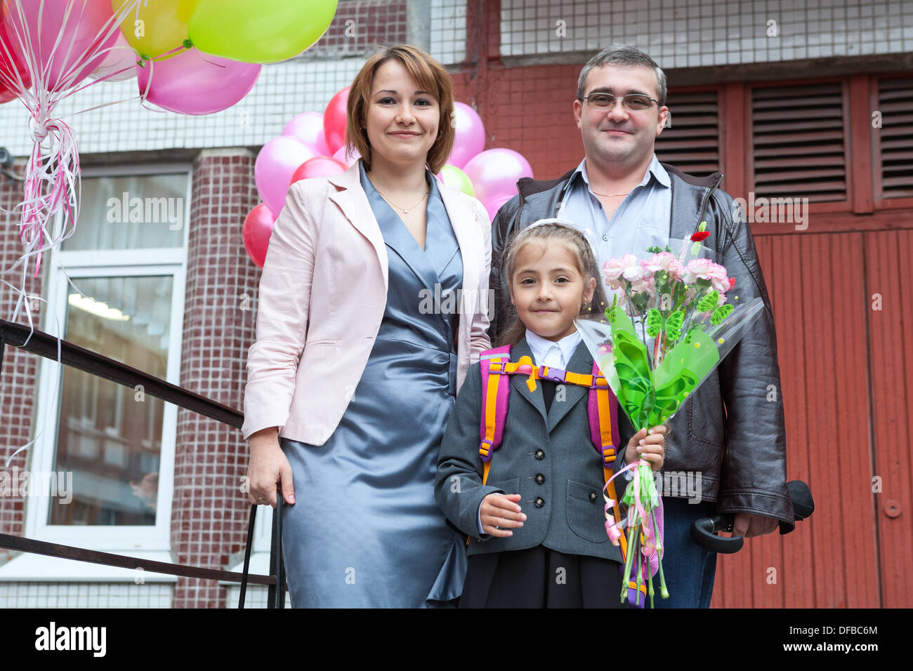 Russische Familie mit Schulmädchen auf Veranda stehen der Schule, 1 September, Russland Stockfoto