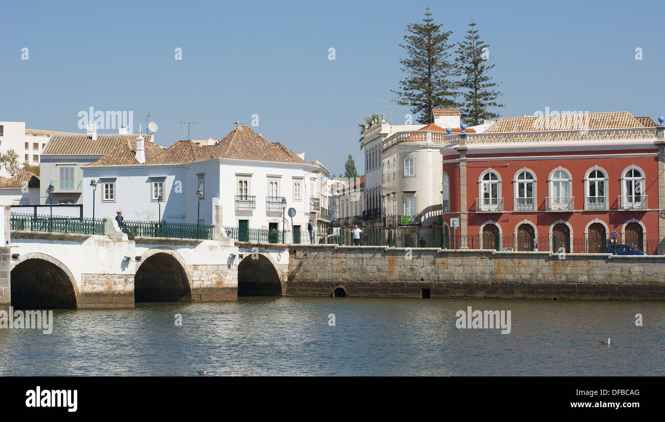 Römische Brücke über den Fluss Rio Gilao Tavira Algarve Portugal Stockfoto