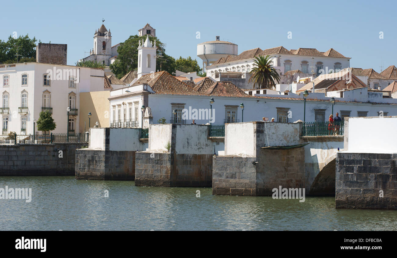 Römische Brücke über den Fluss Rio Gilao Tavira Algarve Portugal Stockfoto