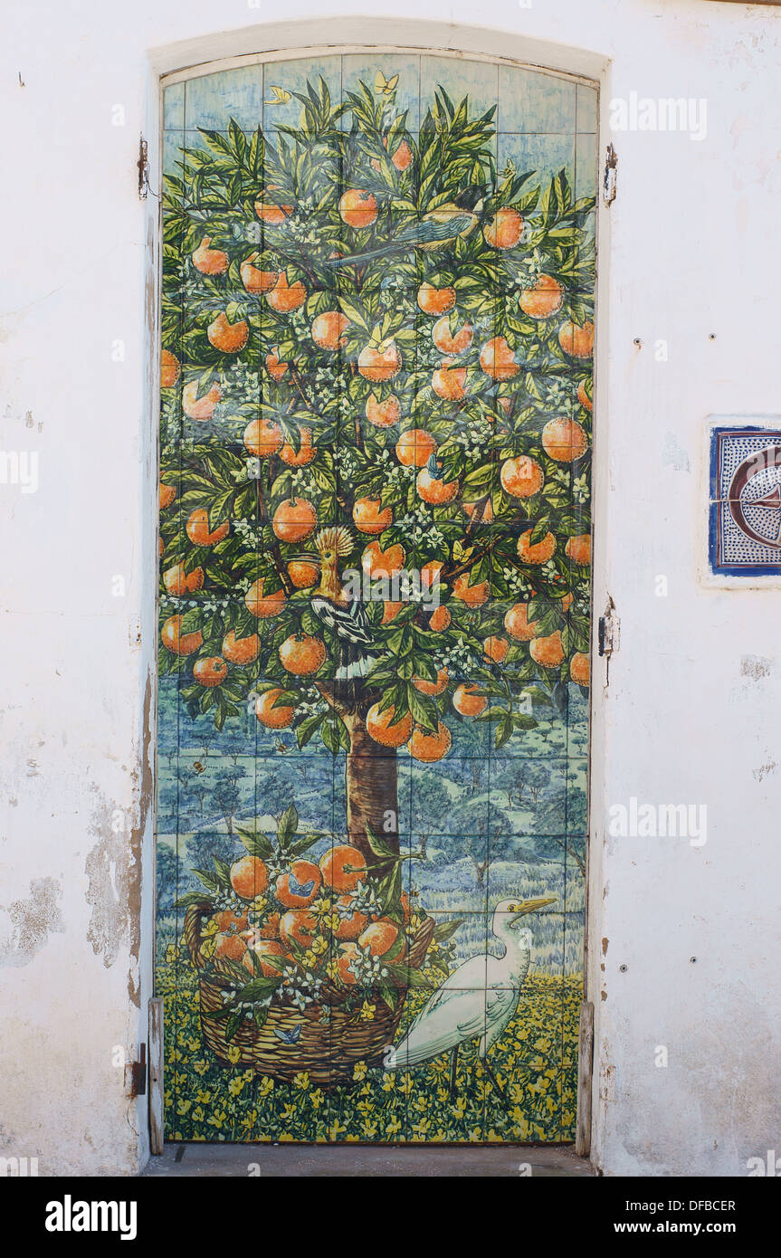 Fruchtung Orangenbaum Bild gemacht von Azulejos dekorative Fliesen Silves Algarve Portugal Stockfoto