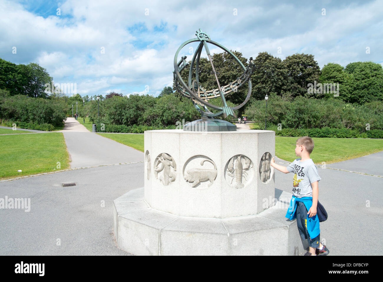 Junge vor modernen Sonnenuhr, Frogner Park, Oslo, Norwegen Stockfoto