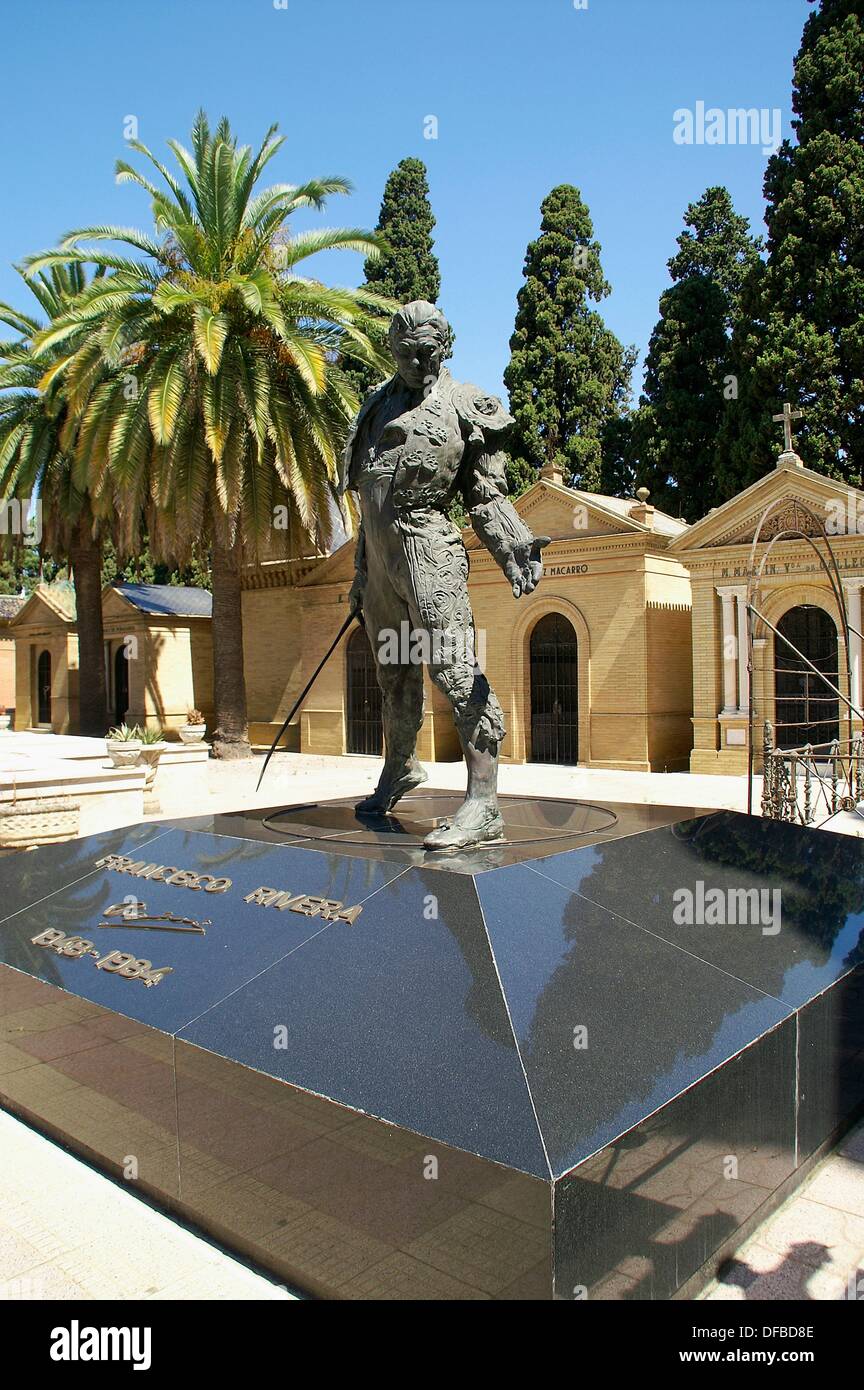 Sevilla Espana Escultura Del Torero Francisco Ribera Paquirri Sobre Su Mausoleo De El Cementerio De San Fernando De La Ciudad Stockfotografie Alamy