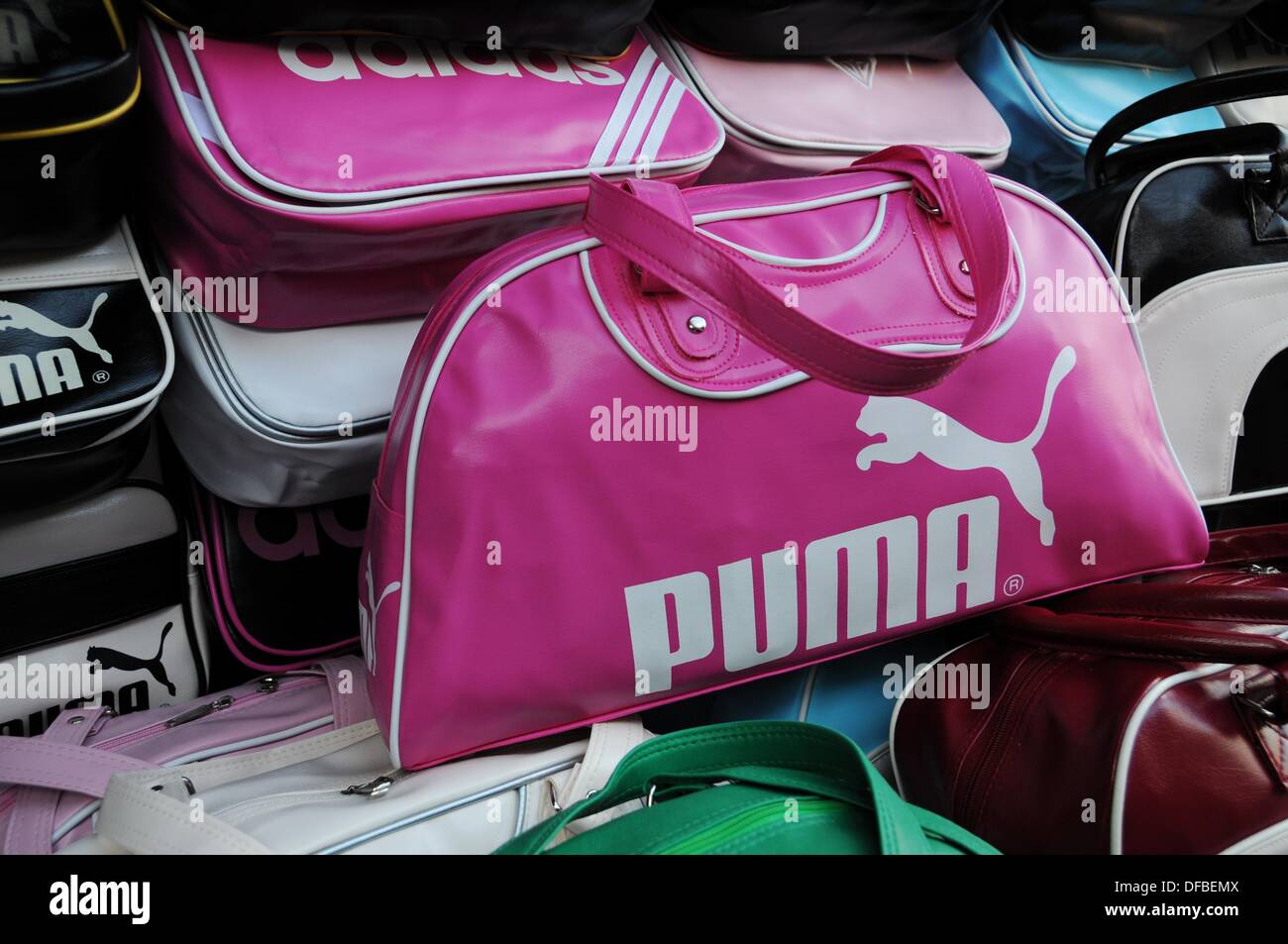 Eine Nachahmung eines rosa Puma Tasche Stockfotografie - Alamy