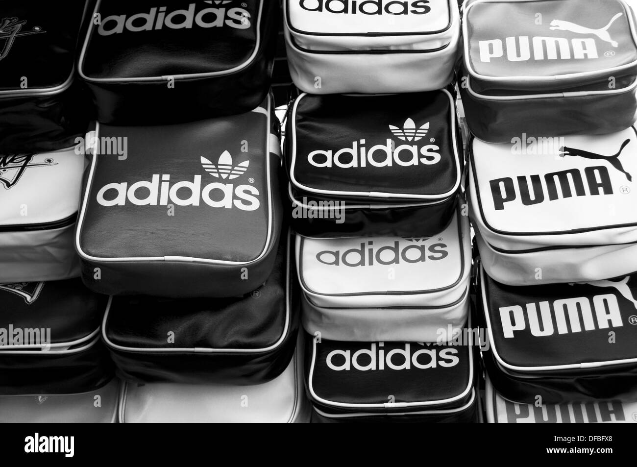 Adidas fälschung -Fotos und -Bildmaterial in hoher Auflösung – Alamy