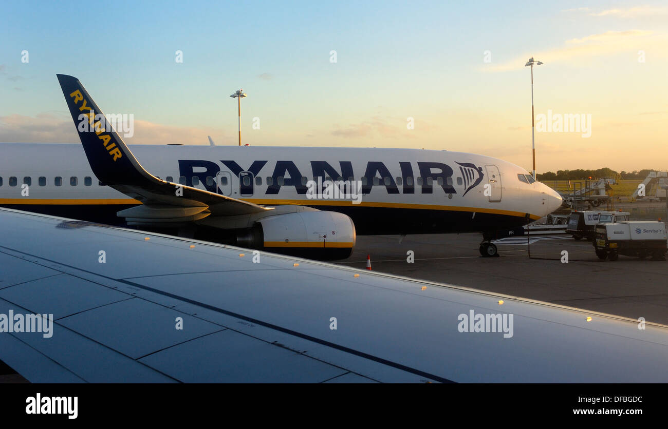Ein Ryanair-Jet vorbereiten für einen Flug am Flughafen East Midlands England uk Stockfoto