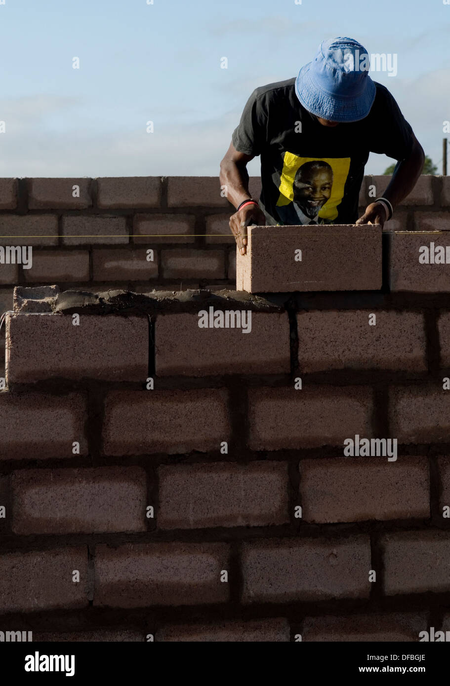 Trägt ein Shirt mit Gesicht der südafrikanische Präsident Thabo Mbeki auf sie Maurer arbeitet in Fredville 40 Kilometer von Stockfoto