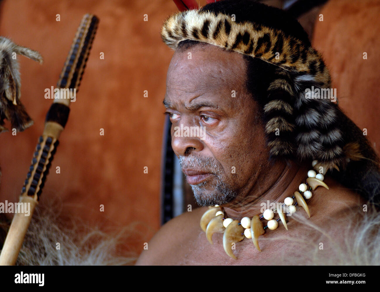 König Goodwill Zwelithini beobachtet, wie Tausende Zulu Jungfrauen an Reed Dance teilnehmen wo Mädchen nach Durchlaufen einer Jungfräulichkeit Stockfoto