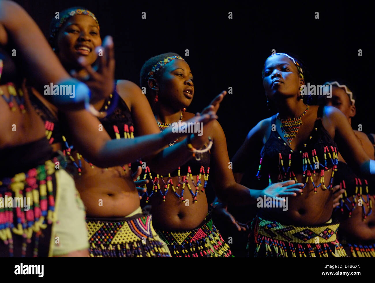 Traditionelle Tänzer Zulu auf dem Durban International Convention Centre, 11. August 2008. Rogan Ward Stockfoto