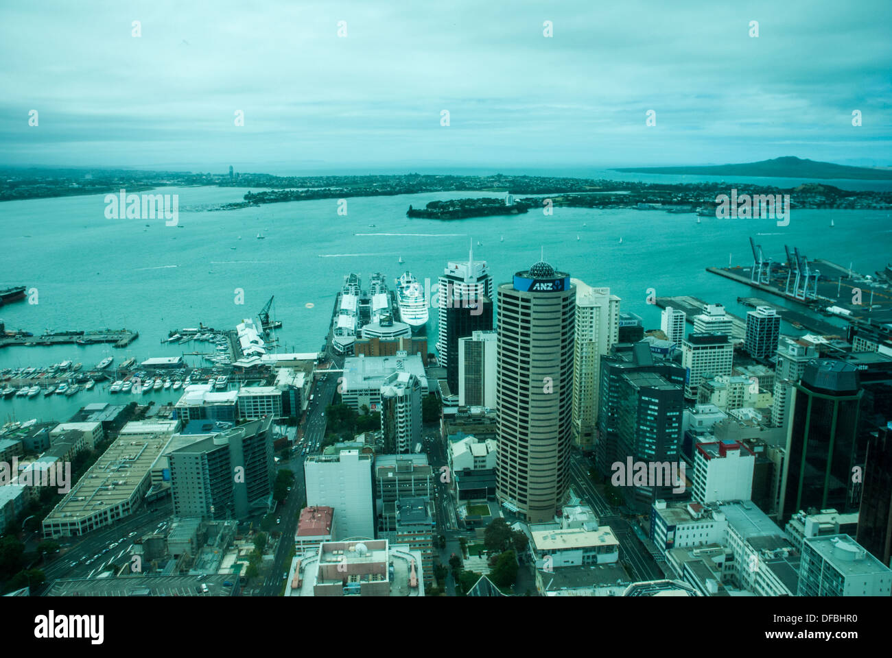 Blick von oben auf den Skytower in Auckland Stockfoto
