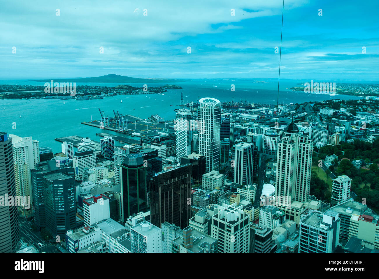 Blick von oben auf den Skytower in Auckland Stockfoto