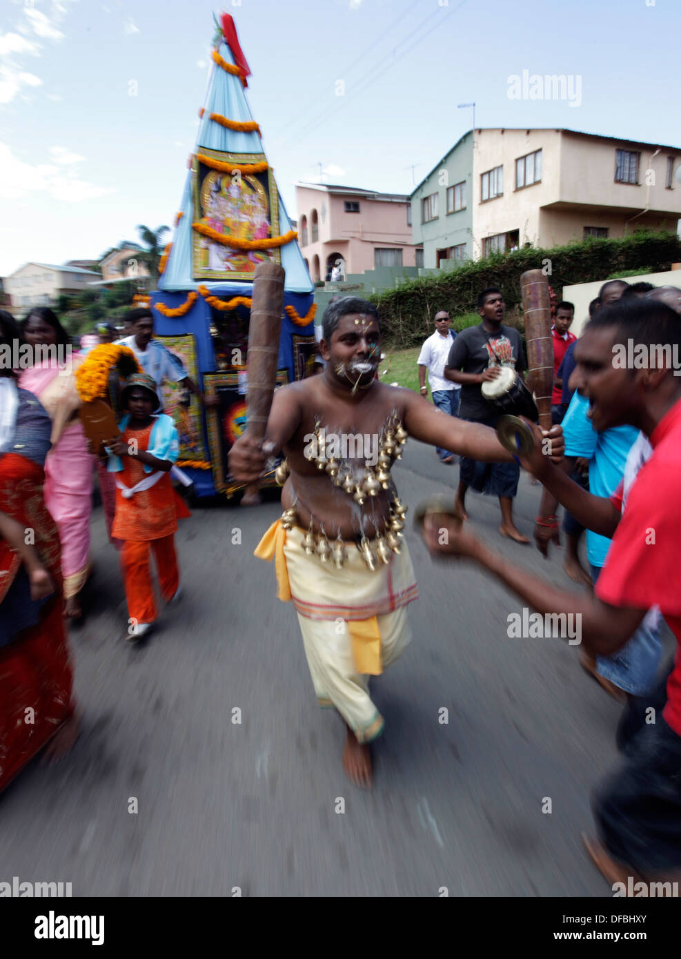 Ein Hindu Anhänger mit ihm über die Wangen mit einem Metall Spieß durchbohrt trägt ein "Kavadi" während Thaipusam Festival in Chatsworth in der Nähe Stockfoto