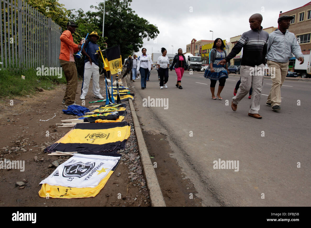 Fußball-Fans geben Händler verkaufen Fußball waren in der Nähe von Moses Mabhida Stadium in Durban, wo Kaizer Chiefs Mamelodi gespielt Stockfoto